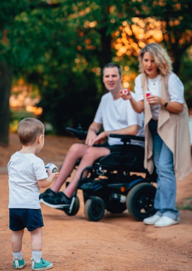 fotografia familiar de un niño jugando con sus padres en un parque de granada en una sesion de fotos