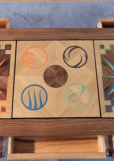 table à jeu en noyer et marqueterie avec tiroirs cachés