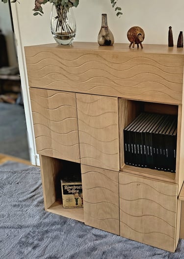 meuble d'accueil en hêtre massif avec décor de vagues en rainurage