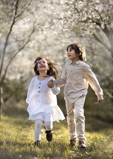 Wiosenne kadry pełne zabawy - sesja dziecięca w ruchu