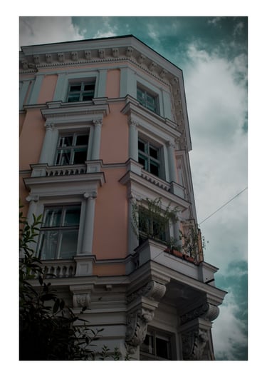 Gebäude in Wien mit historischen Ornamenten vor einem Himmel