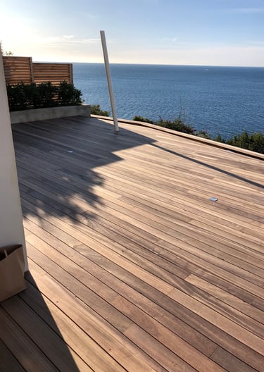 aménagement extérieur terrasse en bois réalisé par EGPR 83 à Giens