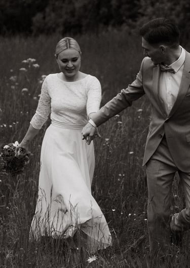 Hochzeitsfotograf in Wiener Neustadt für natürliche und authentische Hochzeitsfotos Paar in der Natur whimsical Hochzeit wien