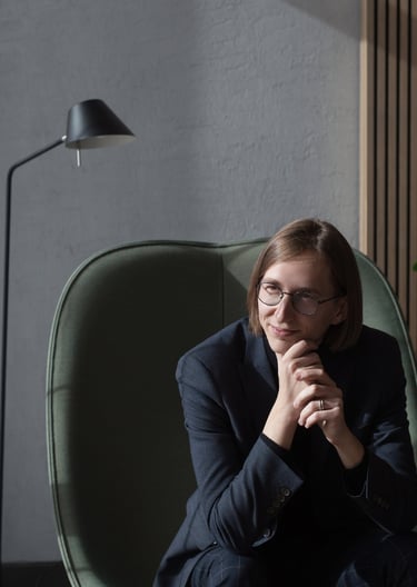 Donatas Paulauskas sėdi ant fotelio.