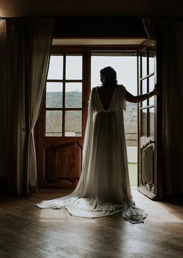 mariée qui regarde à la fenetre