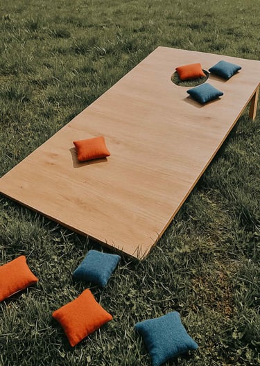 Cornhole žaidimas – žaidimų nuoma Klaipėdoje.