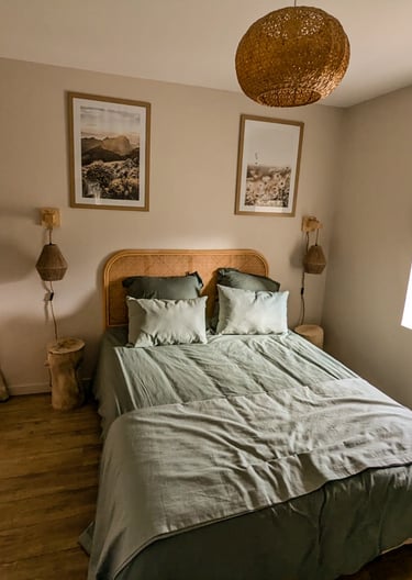 Chambre cosy avec lit double du gite des ramières à la ferme gourmande