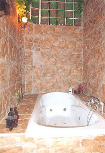 Jacuzzi avec des flacons d'huiles essentielles pour détendre vos muscles 