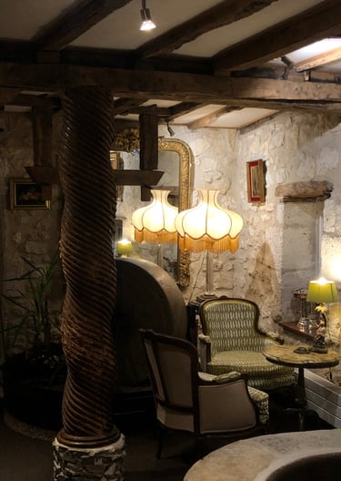 mobilier, fauteuil, miroir doré, table d'appoint, lampadaire vintage.