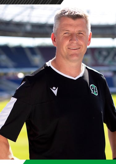 Michael Otte, Gründer der One on One Fußballschule, bietet individuelles Coaching für junge Spieler.