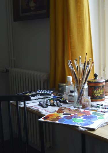 un atelier de peinture avec des pinceaux et une palette de peinture à Fougères en Bretagne