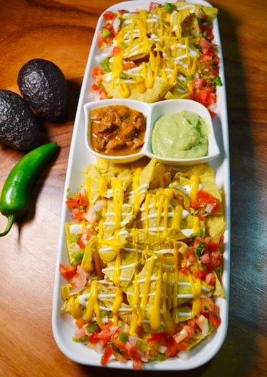 Nachos con carne, plato de nachos con carne y queso, especialidad de Restaurante Yeya, nachos crujie