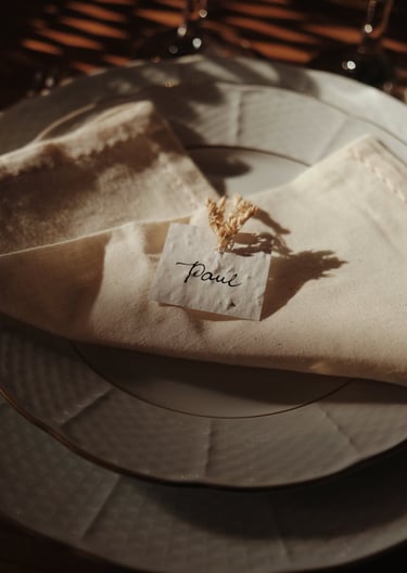 Marque place invités sur serviette et assiettes