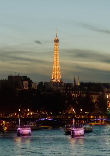 La Tour Eiffel illuminée et ses reflets sur la Seine de nuit, Paris - Tanguy Belin