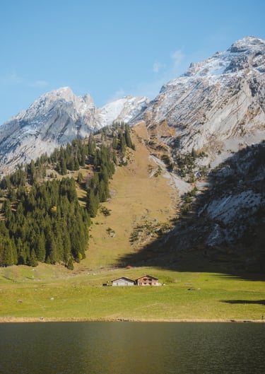 Chalet traditionnel en bois au bord du Lac des Confins à La Clusaz, massif des Aravis - Tanguy Belin