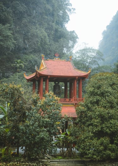 Temple de Bich Dong traversant la montagne et la jungle de Ninh Binh, Vietnam - Tanguy Belin
