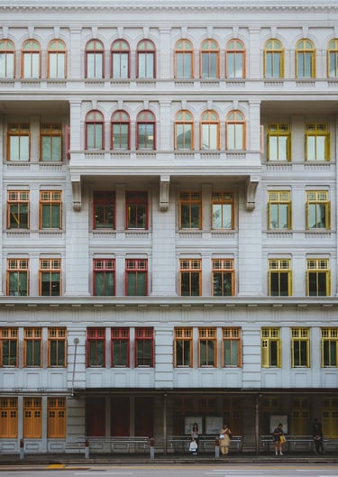 Façade colorée Old Hill Street Police Station avec ses fenêtres arc-en-ciel Singapour - Tanguy Belin