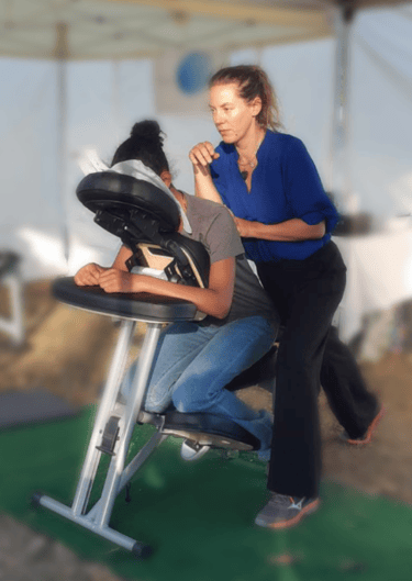 massage amma assis en extérieur vue de face, posture dynamique