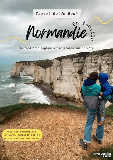 Famille en bus aménagé en train de préparer un road trip en Normandie