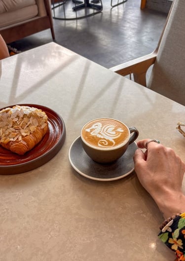 oman-cappuccio-e-almond-croissant