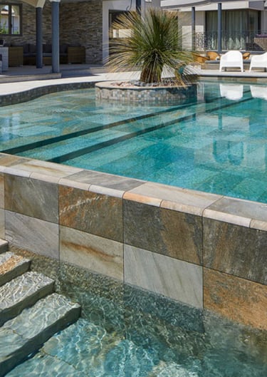 alt="piscine polyester carrelage"