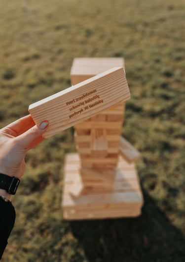 XXL Jenga su užduotimis žaidimas – žaidimų nuoma Klaipėdoje.