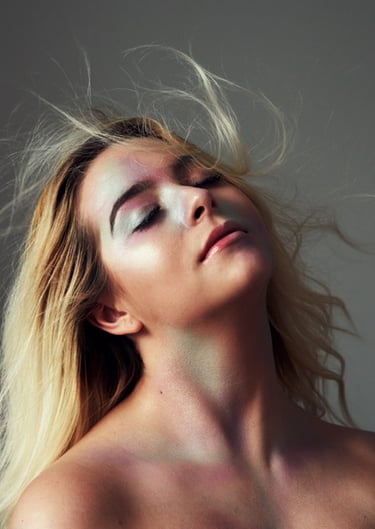 femme maquillée professionnellement