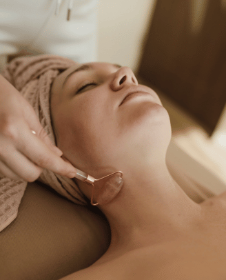 femme qui reçoit un traitement anti-âge