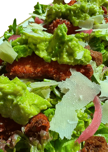 Salade César revisitée, avec poulet pané, crème d'avocat, tomats séchées, croutons de pain, pickles d'oignons, parmesan