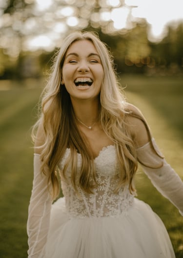 Švenčių Draugė Austėja juokiasi