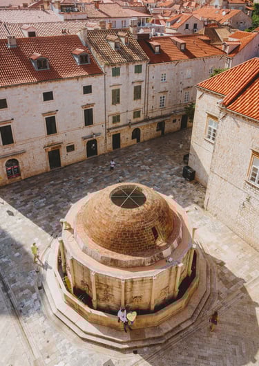 Ruelles médiévales en pierre calcaire de la vieille ville de Dubrovnik, Croatie - Tanguy Belin