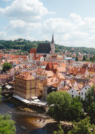 Panorama sur le centre ville de Český Krumlov et ses toits rouges, République Tchèque - Tanguy Belin