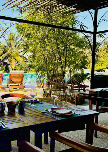 Restaurant avec vue sur la piscine du boutique hôtel Maison Fimela situé au coeur du Sine Saloum