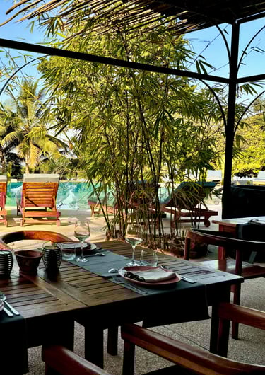 Restaurant avec vue sur la piscine du boutique hôtel Maison Fimela situé au coeur du Sine Saloum