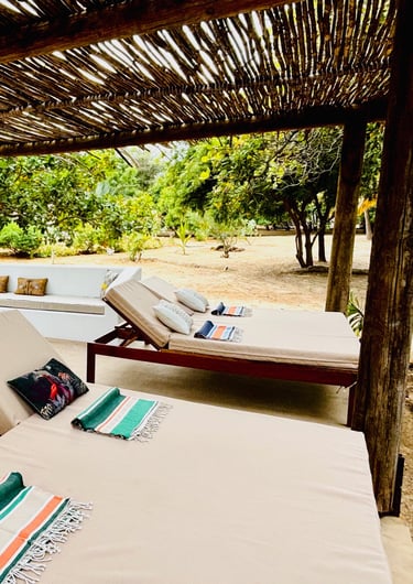 Vue de la salle de repos du boutique hôtel Maison Fimela situé au coeur du Sine Saloum