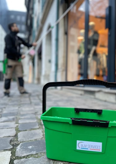 Agent de M & M Services Pro effectuant le nettoyage des sols dans un commerce à Rouen