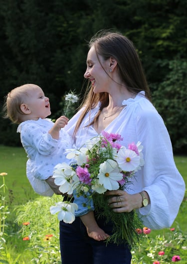 Mariya Dumazert et sa fille dans le jardin – instant de nature, fleurs et art de vivre.