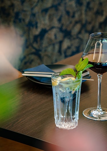 Dynamische Getränkefotografie in modernem Restaurant mit Cocktail, Wein und stilvollem Ambiente