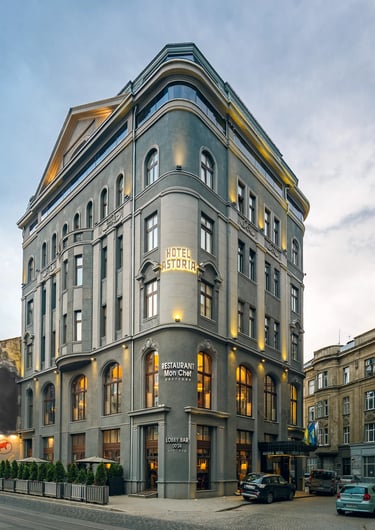 Hotel Astoria – elegancka kamienica miejska o zmierzchu