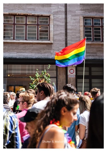 Eine Regenbogenflagge bei der Christopher Street Day Parade 2019 in Berlin.