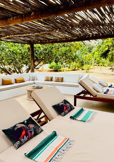 Vue de la salle de repos du boutique hôtel Maison Fimela situé au coeur du Sine Saloum
