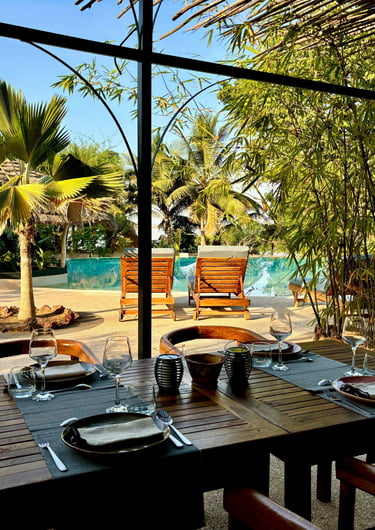 Restaurant avec vue sur la piscine du boutique hôtel Maison Fimela situé au coeur du Sine Saloum