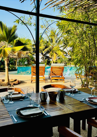 Restaurant avec vue sur la piscine du boutique hôtel Maison Fimela situé au coeur du Sine Saloum