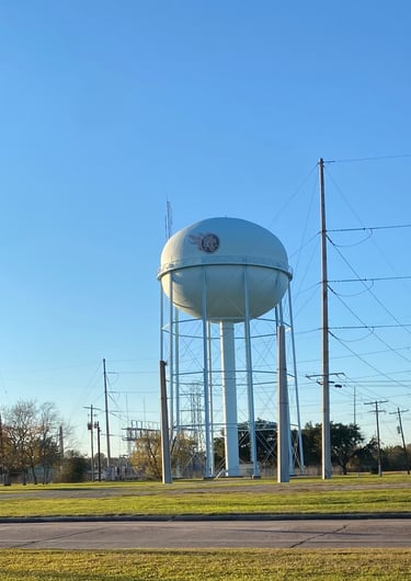 A water tower in Port Arthur Texas with a painted logo of the local high school