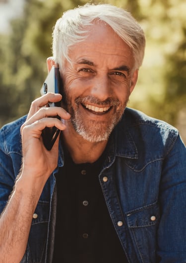 einladung zum dexit online life call mann hält sein telefon ans ohr 