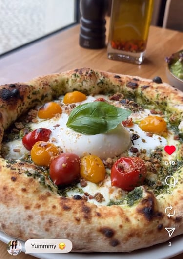 Pizza brunch avec burrata, tomates cerises et basilic au restaurant Histoire Sans Faim à Lausanne