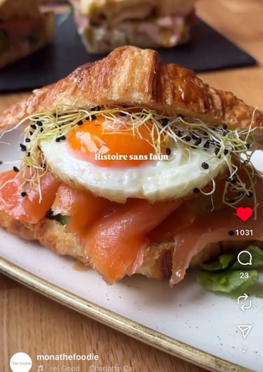 Brunch gourmand à Lausanne chez Histoire Sans Faim avec croissant au saumon et œuf au plat