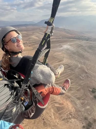 un pasajero de parapente volando con piloto