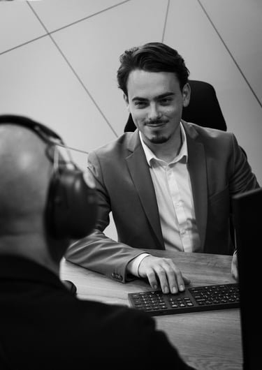Audioprothésiste à Castanet-Tolosan réalisant un test auditif avec un patient
