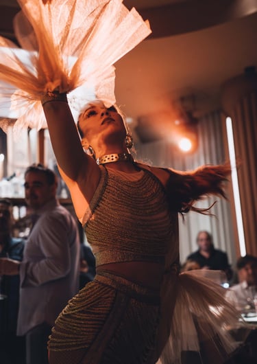 bailarina de show dinner en restaurante Mena La Finca